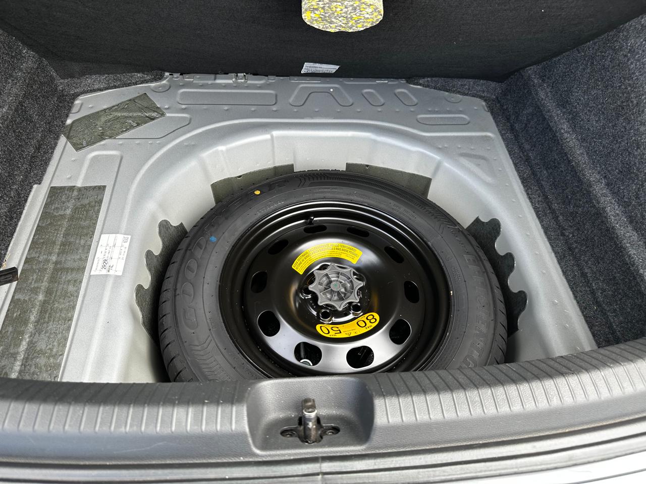VW - VolksWagen Nivis 1,0 Tsi Highline / Confortline